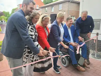 Feiern mit dem Durchtrennen des Bandes die Einweihung des neuen Wohnheims in Harsweg: Marco Haltenhof (Architekt), Kerstin Tack (Vorstandsvorsitzende des Parit&auml;tischen Wohlfahrtsverbands Niedersachsen), Andrea Risius (B&uuml;rgermeisterin von Emden), Annika Voss (Wohnquartiersleitung), J&ouml;rn Malanowski (Gesch&auml;ftsf&uuml;hrer der obw) und Bernhard Lutzki (Teilhabeleitung Wohnen der obw).