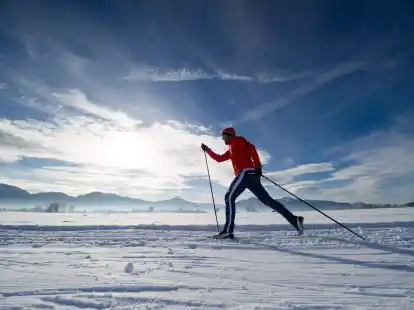 Langlaufski sind schmaler und leichter als Alpin-Ski. Welche L&auml;nge die richtige ist, h&auml;ngt neben dem Fahrstil und der K&ouml;rpergr&ouml;&szlig;e auch vom Gewicht ab.