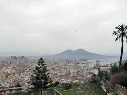 Hinauf auf das Castel Sant'Elmo: Nirgendwo ist der Ausblick auf Neapel und den Vesuv sch&ouml;ner.