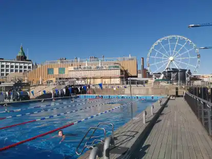 Bahnen ziehen in Stadtkulisse: Im Allas Sea Pool hat man Aussicht auf ein Riesenrad und ein von Alvar Aalto entworfenes B&uuml;rogeb&auml;ude.