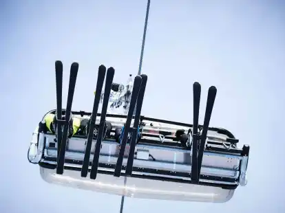 Mit dem Sessellift geht es bequem auf den Berg.