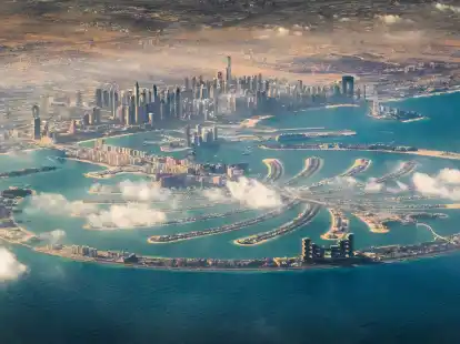 Gigantismus im Persischen Golf: Wie gro&szlig; The Palm Jumeirah vor der K&uuml;ste Dubais ist, wird aus der Vogelperspektive besonders deutlich.