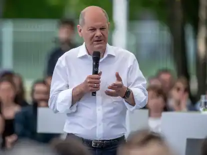 Bundeskanzler Olaf Scholz freut sich auf die Fu&szlig;ball-EM.