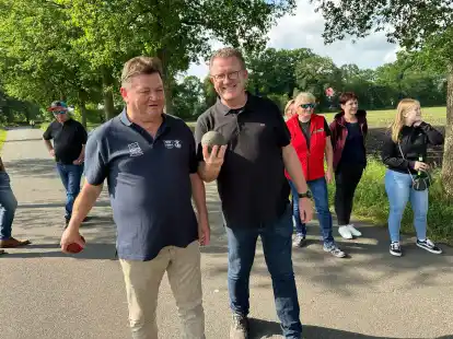 Die beiden B&uuml;rgermeister am&uuml;sierten sich bei einer Runde Bo&szlig;eln. Antony Byrdi (links) konnte von Olaf Oetken viel lernen.