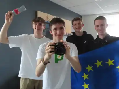 Haben den Kurzfilm gedreht, der jetzt beim &ouml;kologischen Filmfestival BGreen in Portugal als einziger Beitrag aus Deutschland nominiert ist (v.l.): Andreas Kastner (16), Deik de Beer (16), Titus Tempel (17) und Timo de Beer (16). Auch in der Kategorie &bdquo;People's Choice&ldquo; (Online-Publikumswertung) hat ihr Film Chancen.