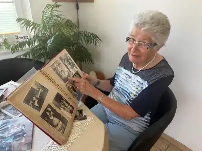 <p>                <div>                        Ingrid von Atens bl&auml;ttert gerne in ihren Fotoalben und schwelgt dabei in Erinnerung.                      </div>            </p>