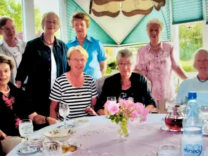 <p>                <div>                        Dieses Foto stammt von einem Treffen, das vor einigen Jahren stattgefunden hat (von links): Annelene Br&ouml;tje, Anne Rhode, Annegret Brader, Anneliese St&uuml;hrenberg, Ursel Kuck, Ingrid von Atens, Marlene Albers und Almuth Cornelius                      </div>            </p>
