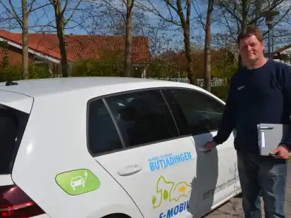 Uwe Baumann aus dem Butjadinger Bauamt ist mit einem e-Mobil in der Gemeinde unterwegs: Um bis 2040 klimaneutral zu sein, müssten dann 70 Prozent aller Fahrstrecken in der Wesermarsch elektrisch absolviert werden.