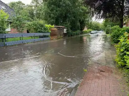 Massiver Regen &uuml;berflutete in der Stadt Norden die Stra&szlig;en.