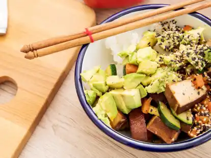 Auch aus Tofu, Avocado und anderen Zutaten l&auml;sst sich eine schmackhafte Bowl zubereiten.
