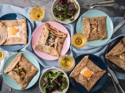 Galettes gibt es in vielerlei Variationen. Dazu passt immer ein moussierender Apfelwein, in der Bretagne Cidre genannt.