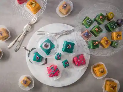 Mehrere Schichten aus Creme und Biskuitteig ziehen als Petit Fours die Blicke auf sich.