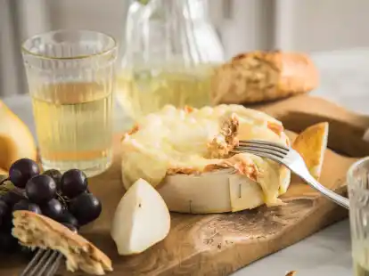 Warme K&ouml;stlichkeit aus der Backr&ouml;hre: Ofenk&auml;se wird gel&ouml;ffelt oder man taucht Brot oder andere Speisen hinein. (zu dpa: &laquo;Lecker, aber voll fett: Ofenk&auml;se ist nichts f&uuml;r jeden Tag&raquo;)