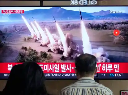 Eine Nachrichtensendung zeigt ein Archivbild eines nordkoreanischen Raketenstarts am Bahnhof von Seoul.