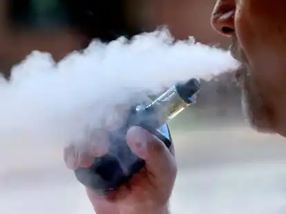 Bei E-Zigaretten sind bei Jugendlichen vor allem  Einweg-Varianten beliebt.