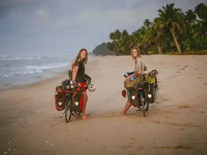 Hannah (links) und Greta Schr&ouml;der an einem Strand in Ghana.