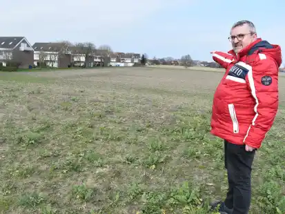 Auf diesem Areal soll die Stra&szlig;e eigentlich verlaufen. Doch bislang schaut Carolinensiels Ortsvorsteher Simon L&uuml;bben nur auf eine Wiese. Wann hier Autos fahren, ist unklar.