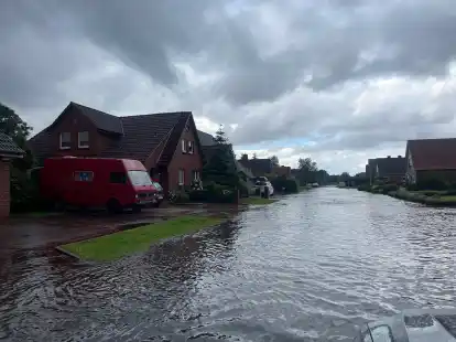 Die Feuerwehr k&auml;mpfte am Mittwoch gegen massive &Uuml;berschwemmungen in der Stadt Norden.