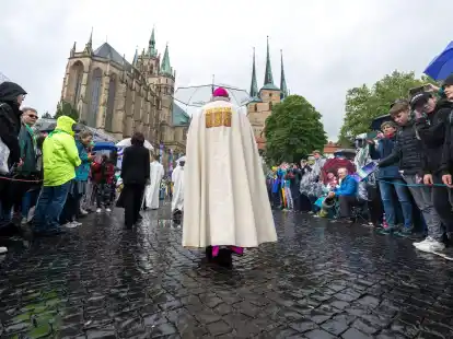 Erfurts Bischof Ulrich Neymeyr zieht mit der Prozession zum Fronleichnam-Gottesdienst auf dem Domplatz.