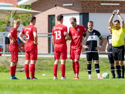 Die Kneheimer (rote Trikots, hier eine Szene aus dem Garrel-Spiel) gewannen am Mittwoch in Bunnen.