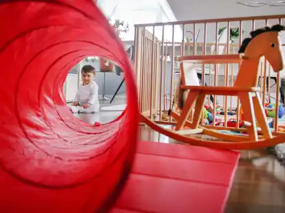 Oft verkommt der Laufstall zur Aufbewahrungsbox f&uuml;r ein Sammelsurium an Spielzeugen und das Kind sitzt daneben. Daf&uuml;r nimmt das Teil aber ganz sch&ouml;n viel Platz weg, oder?