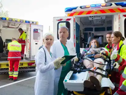 Szene aus einer Fernsehserie mit Andrea Kathrin Loewig (links). In der TV-Reihe &bdquo;In aller Freundschaft&ldquo; spielt Loewig die &Auml;rztin Dr. Kathrin Globisch. In Bremerhaven ging die TV-&Auml;rztin an Bord von &bdquo;Mein Schiff 4&ldquo;.