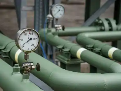 Messinstrumente zeigen den Leitungsdruck beim Gasspeicher der Stadtwerke Kiel an.