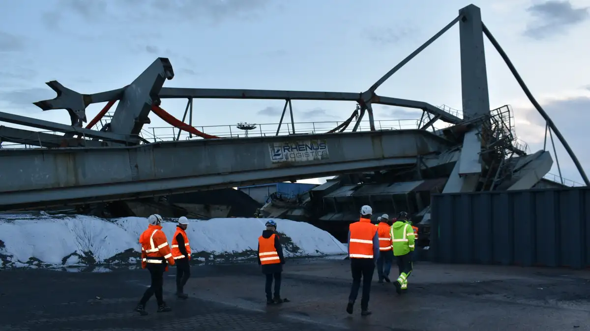 Koloss aus Stahl fällt in 15 Sekunden zusammen