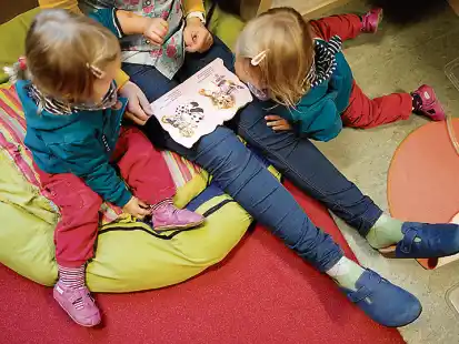 Mit Kindern lesen, Bilder anschauen und sie in vielen Aspekten weiterbringen: Das leisten Erzieher. In Emden kommen viele Kinder mangels Plätzen aber nicht in diesen Genuss.