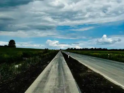 Ist offiziell fertig: der erste B&uuml;rgerradweg in Ostfriesland zwischen der Gemeinde Krummh&ouml;rn und der Stadt Norden.