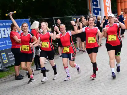 Die L&auml;uferinnen von &bdquo;Charity Power Ostfriesland&ldquo; bestritten die letzten Meter im vergangenen Jahr gemeinsam.