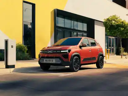 Au&szlig;en rustikaler, innen praktischer: Der Dacia Spring erh&auml;lt bei seinem Facelift vor allem einen modernisierten Innenraum.