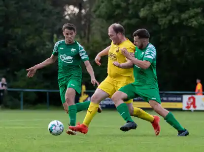 Der SV Bevern (gelbes Trikot) gastiert in Garrel.