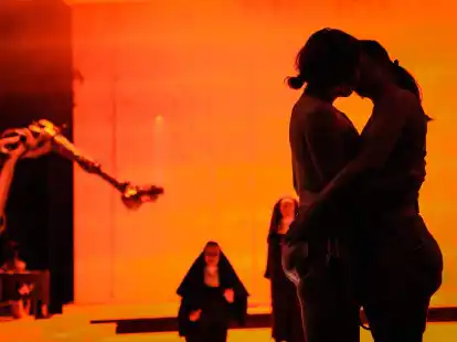 Nach vier ausverkauften Auff&uuml;hrungen in Schwerin wird die internationale Koproduktion &laquo;Sancta&raquo; bei den Wiener Festwochen zu sehen sein.