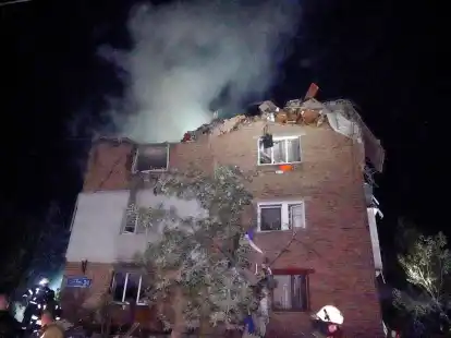 Russland hat Charkiw in der Nacht erneut mit Raketen beschossen. Die Ukraine verteidigt sich seit mehr als zwei Jahren gegen den russischen Angriffskrieg.