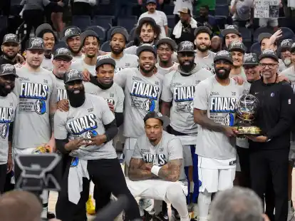 Die Dallas Mavericks feiern den Einzug in die  NBA-Finals.