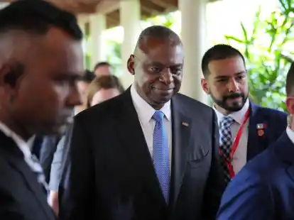 US-Verteidigungsminister Lloyd Austin (M) nach einem bilateralen Treffen mit Chinas Verteidigungsminister Dong Jun.