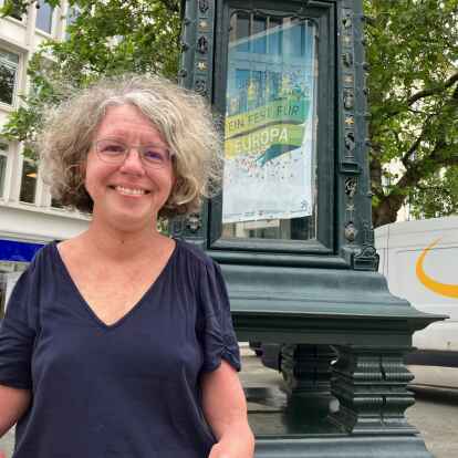 Gilt als Kämpferin für Behindertenrechte: die Europa-Abgeordnete Katrin Langensiepen (Grüne) vor dem Werbeplakat „Ein Fest für Europa“ am Kröpke in Hannover