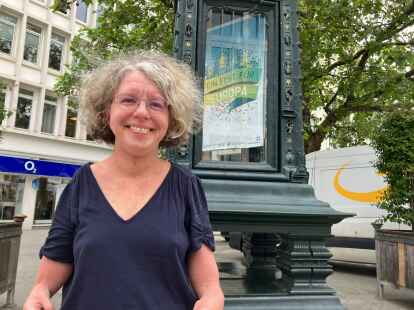 Gilt als K&auml;mpferin f&uuml;r Behindertenrechte: die Europa-Abgeordnete Katrin Langensiepen (Gr&uuml;ne) vor dem Werbeplakat &bdquo;Ein Fest f&uuml;r Europa&ldquo; am Kr&ouml;pke in Hannover