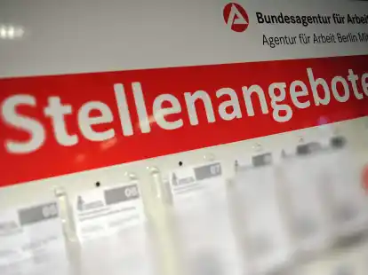 Eine Hinweistafel mit offenen Stellen im Geb&auml;ude der Bundesagentur f&uuml;r Arbeit in Berlin.