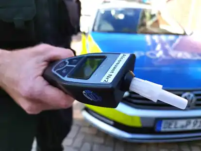 Einen 45-jährigen Autofahrer kontrollierten Beamte der Polizei in der Nacht zu Freitag in Berne. Ein Atemalkoholtest des Fahrers ergab 1,52 Promille.