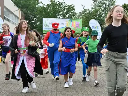 Der Jahrgang 5 ist um 8.15 Uhr im Regen gestartet.