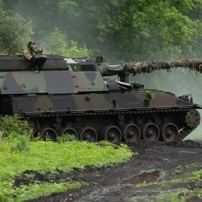Eine deutsche Panzerhaubitze 2000 der ukrainischen Armee steht an der Frontlinie in der Nähe von Bachmut.