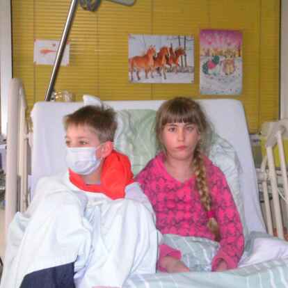 Wiebke Linnert mit ihrem jüngeren Bruder Manuel in der Klinik der Medizinischen Hochschule Hannover. Im Januar 2013 erhielt das elfjährige Mädchen eine Lungentransplantation.