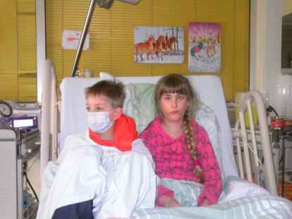 Wiebke Linnert mit ihrem jüngeren Bruder Manuel in der Klinik der Medizinischen Hochschule Hannover. Im Januar 2013 erhielt das elfjährige Mädchen eine Lungentransplantation.