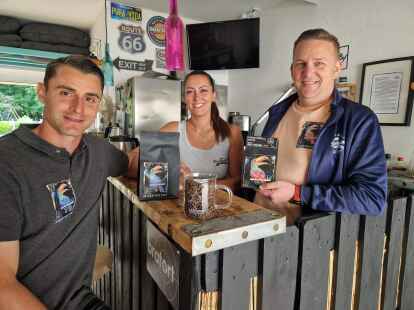 Verbringen viel Zeit zusammen: Fußball-Profi Sebastian Mielitz (von links) ist eng mit Maren Oltmann-Janßen und Dennis Oltmann-Janßen befreundet, die seit vergangenem Jahr ihren eigenen Kaffee vertreiben.
