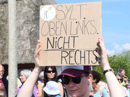 „Sylt oben links nicht rechts“, steht auf einem Plakat, das eine Frau bei einer Mahnwache am Sonntag auf Sylt in der Hand hält. In Niedersachsen sind dem LKA 28 Fälle von Umdichtungen bekannt.
