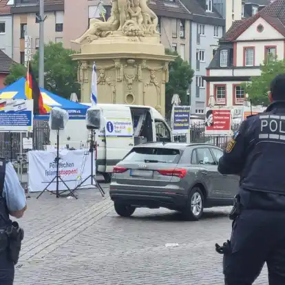 Einsatzkräfte der Polizei sind auf dem Mannheimer Marktplatz im Einsatz.