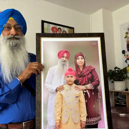 Jasbir Singh Dhot zeigt ein Foto von Frau und Sohn.