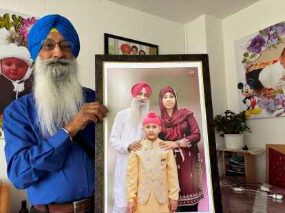 Jasbir Singh Dhot zeigt ein Foto von Frau und Sohn.